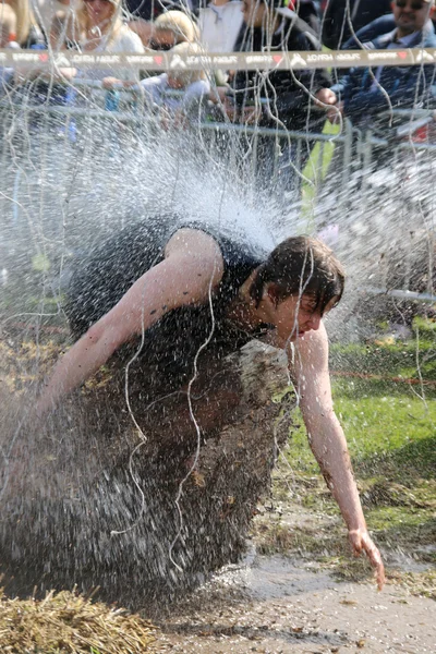 L'uomo è spruzzato con acqua e si sforza di evitare l'elettrificato — Foto Stock