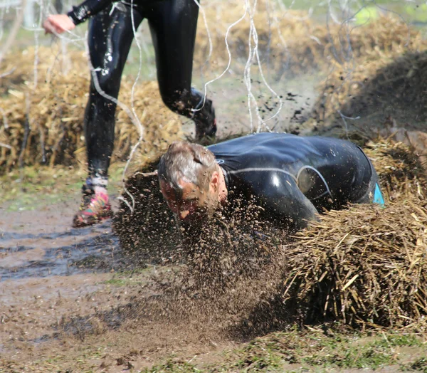 男は泥の中に落ちる — ストック写真