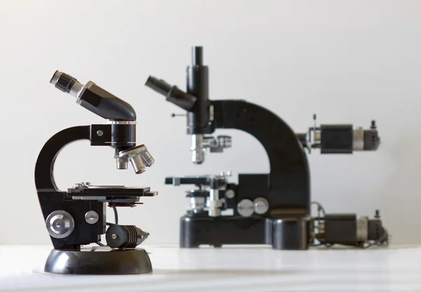Dos microscopios vintage negros, vista lateral —  Fotos de Stock
