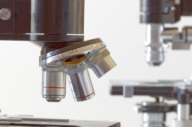 İki siyah vintage mikroskoplar, yan görünüm