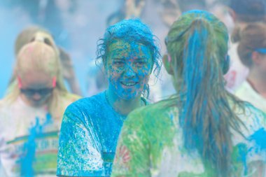 İki kadın ile mavi ve yeşil renkli toz onların kumaş üzerine çok