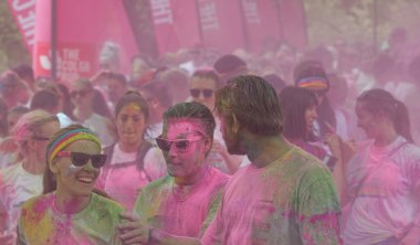 Kadın ve erkek toz pembe rengini yürümek ile kaplı 