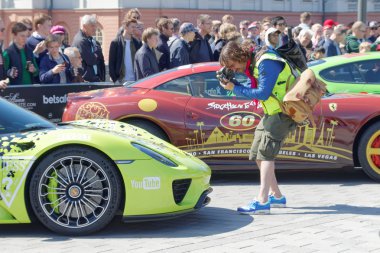G genel olay başlamadan önce güçlü spor araba park