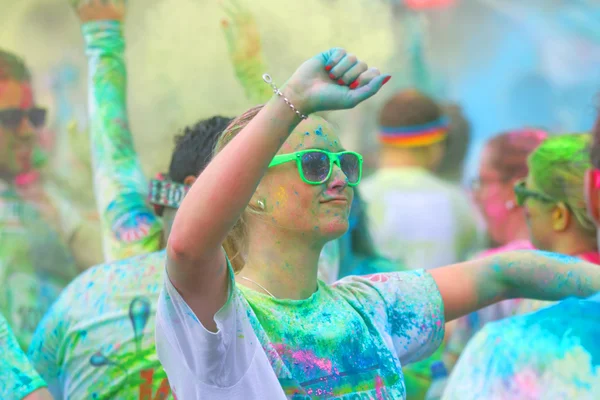 Chica con gafas de sol renunciando a los brazos en el cielo — Foto de Stock