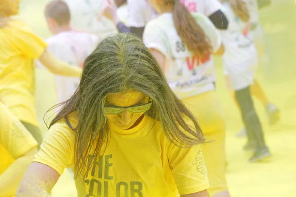 Chica con gafas de sol cubiertas con polvo de color amarillo —  Fotos de Stock