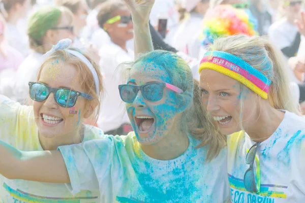 Три счастливые девушки в солнечных очках делают селфи — стоковое фото
