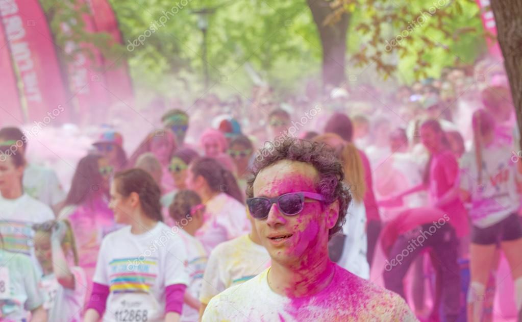 Ricoperti Che Sole Colore Occhiali Indossa Polvere Uomo Di Da gHq4Rnnw
