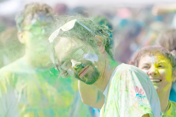 Człowiek sobie okulary i broda pokryte kolor zielony proszek — Zdjęcie stockowe