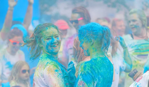Dwie dziewczyny szczęśliwy pokryte kolor niebieski proszek uśmiechający się — Zdjęcie stockowe