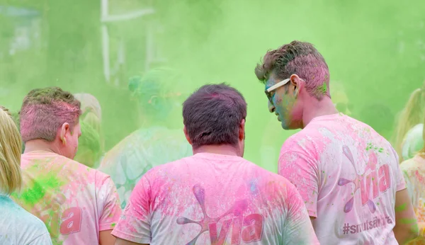 Vista trasera del grupo de partícipes masculinos cubiertos con polvo de color —  Fotos de Stock