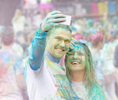 Bir selfie alarak iyi görünümlü Çift