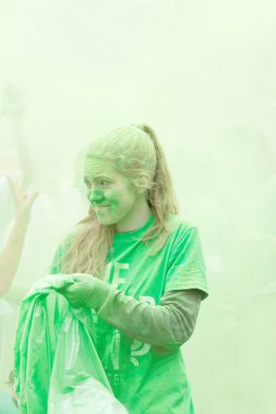 Genç kız, tamamen yeşil renk tozla kaplı