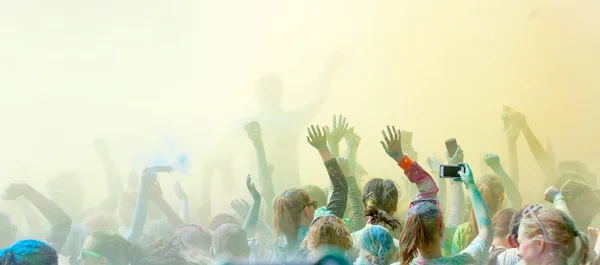 Multitud bailando y levantando los brazos en el cielo en la felicidad — Foto de Stock