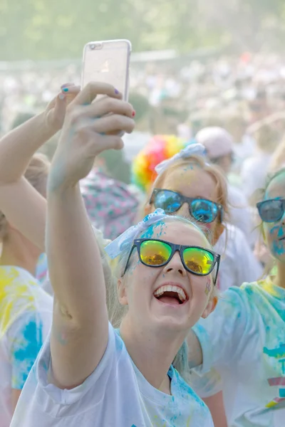 Bardzo szczęśliwy girls noszenia okularĂłw słońce przy selfie — Zdjęcie stockowe
