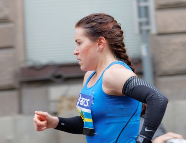 Bir kadın atlet yan görünüm