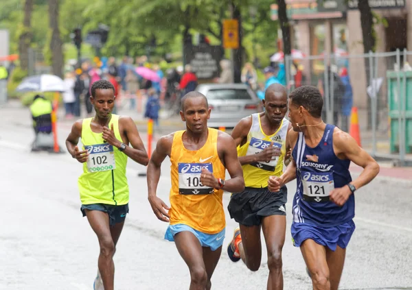 Čtyři mužské běžců v čele — Stock fotografie