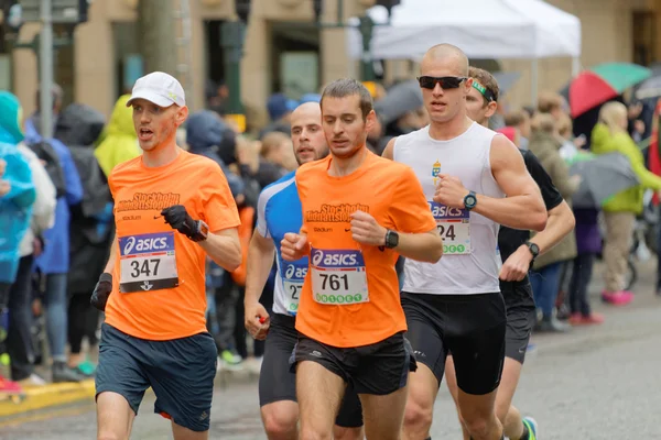 Skupina mužů běžec v oranžové košile — Stock fotografie