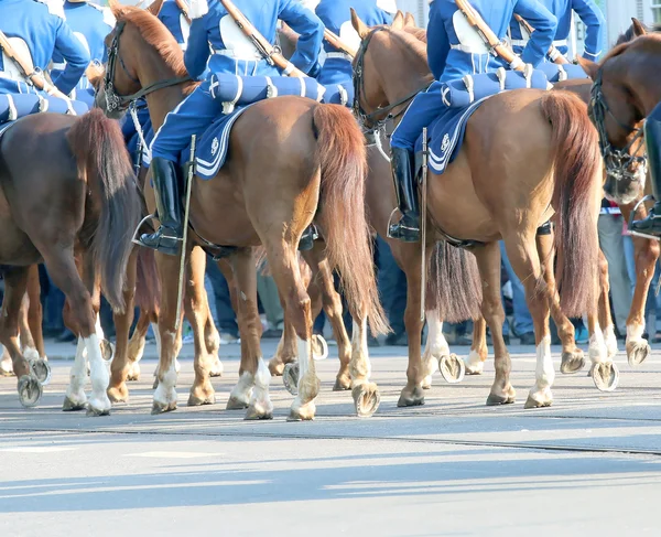 Los guardias reales vestidos de azul en el lomo del caballo — Foto de Stock