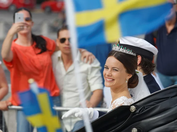 El príncipe sueco Carl-Philip Bernadotte y su esposa saludando —  Fotos de Stock