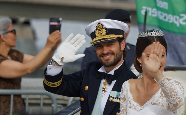 スウェーデンの王子 Carl フィリップ ベルナドットと彼の妻の手を振って ストック写真