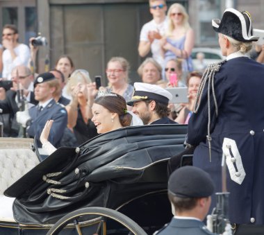 İsveçli Prens carl philip bernadotte ve eşi sallayarak bir