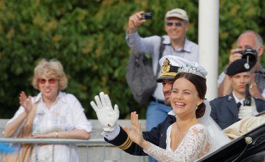 İsveçli Prens carl philip bernadotte ve eşi sallayarak bir