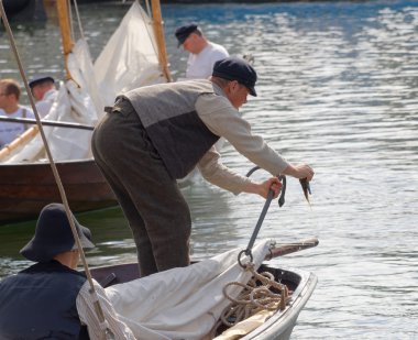 denizci vintage giyim çapa sabitlemeGrisslehamn - 13 Haziran 2015: denizci vintage giyim genel olay postrodden, 13 Haziran 2015 yılında grisslehamn, İsveç önce çapa sabitleme