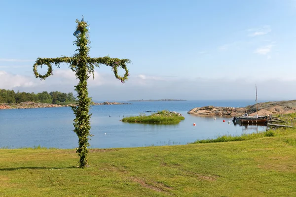 Direği ve arka planda İsveçli adalar