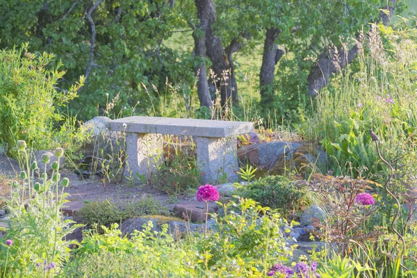 Taman bangku yang terbuat dari batu — Stok Foto