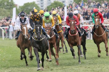 Tough race between the race horses and jockeys