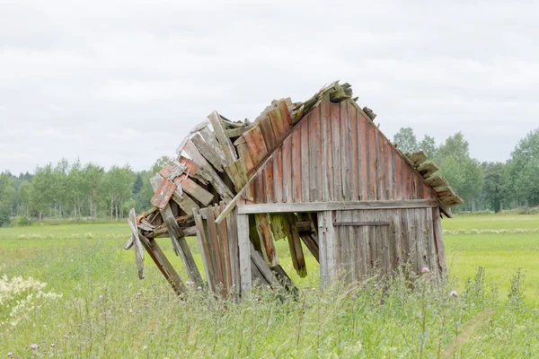 Eingestürzte Scheune auf einem Feld — Stockfoto