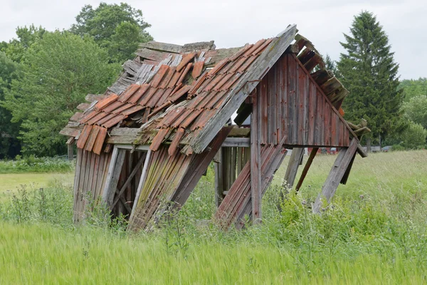 Tumbledown barn on a field — Stock Photo, Image