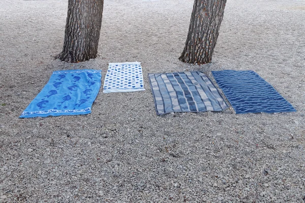 Cuatro mantas azules con diferentes texturas en la playa debajo de la — Foto de Stock