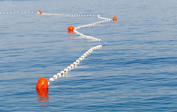 Червоні маркери в морі позначили безпечну зону для плавання — стокове фото