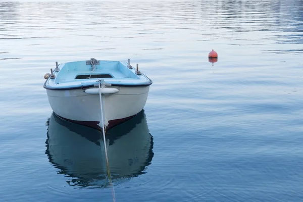 Pequeno barco de pesca azul em água calma — Fotografia de Stock