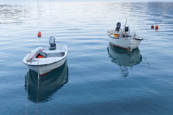 Два маленьких білих рибальських човна в спокійній воді — стокове фото
