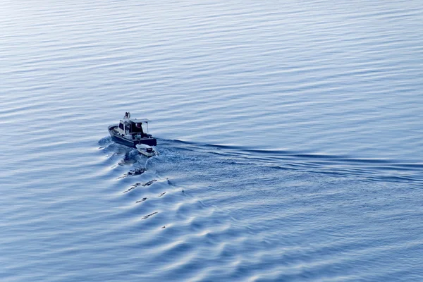 Un barco de pesca azul que viaja por el mar — Foto de Stock