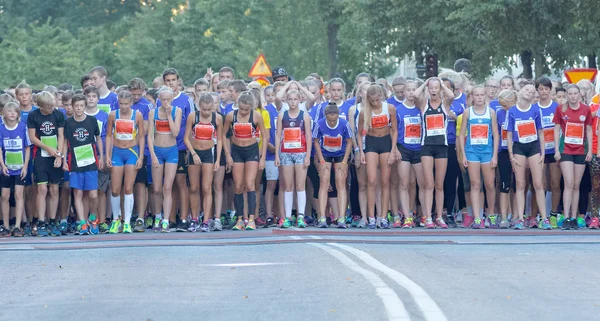 Large group of running girls and boys on the start line — Stock Photo, Image