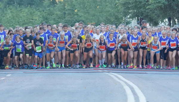 Large group of running girls and boys on the start line — Stock Photo, Image