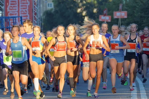 Large group of running girls and boys close-up — Stock Photo, Image