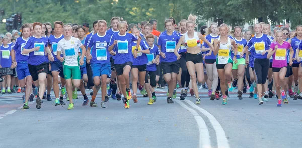 Large group of running girls and boys close-up — Stock Photo, Image