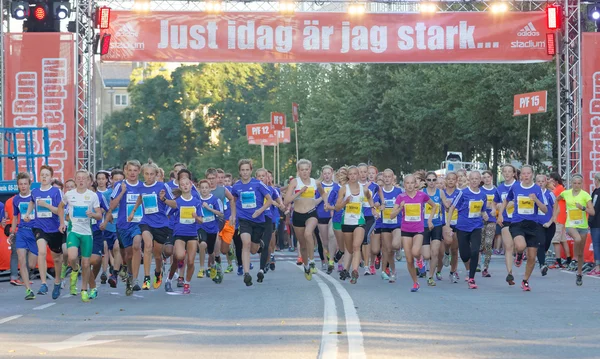 Correr niñas y niños segundos después de rge inicio —  Fotos de Stock