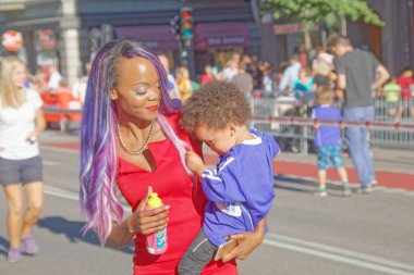 Güzel anne utangaç oğlunu taşıyan