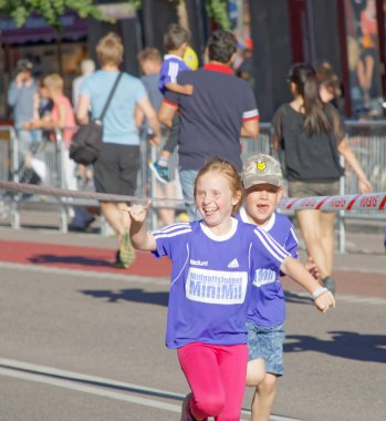 Mutlu genç kız ve erkek çalışan