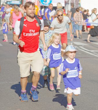 İki mutlu çocuk ve çalışan baba