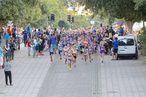 Large group of running girls and boys in blue — Stock Photo, Image