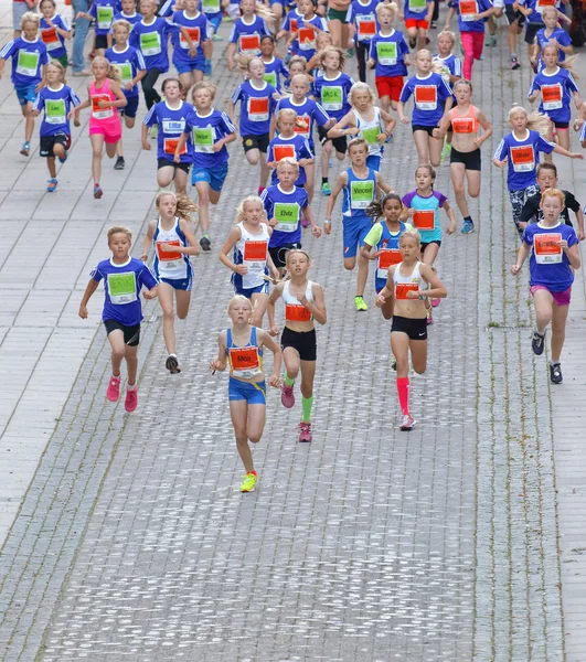 Large group of running girls and boys in blue — Stock Photo, Image