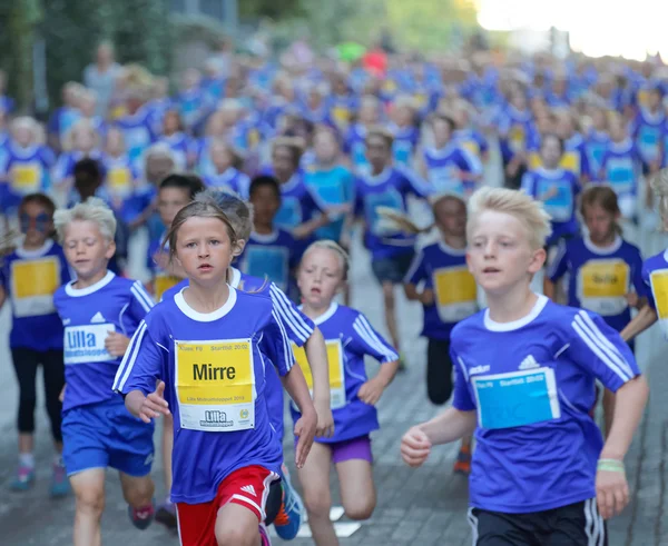 Large group of running girls and boys — Stock Photo, Image