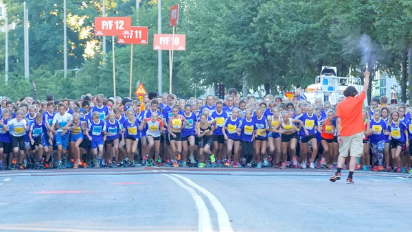 Large group of running girls and boys starting — Stock Photo, Image