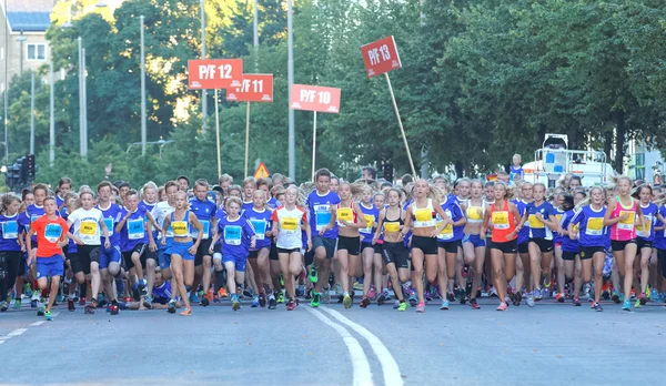 Large group of running girls and boys starting — Stock Photo, Image